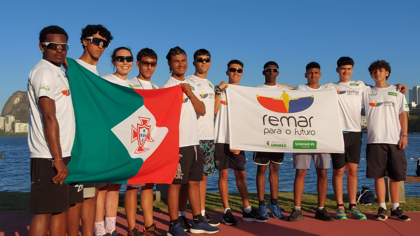 Equipe do Remar para o Futuro celebra com medalhas no pódio do Campeonato Brasileiro de Remo no Rio de Janeiro.