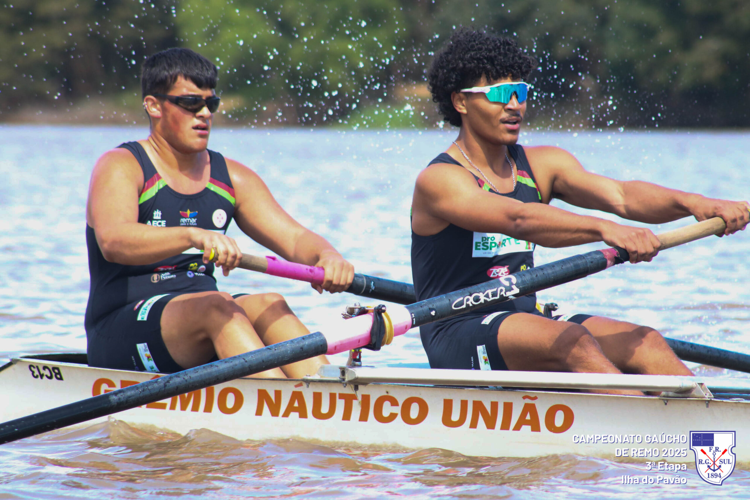 Atletas do Remar para o Futuro competindo no Campeonato Gaúcho de Remo 2025