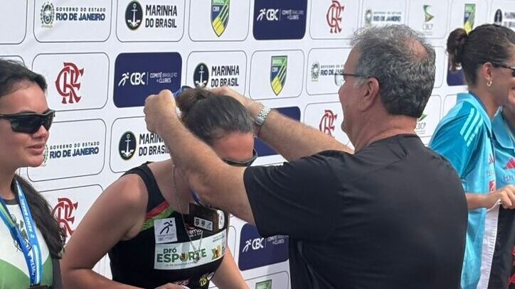 Atleta Brenda Madruga do Remar para o Futuro com a medalha de bronze no Brasileiro de Remo 2025.
