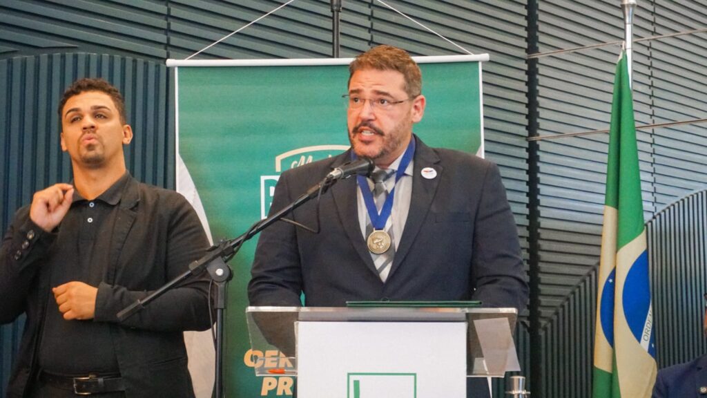 Coordenador Fabrício Boscolo recebe a Medalha Rei Pelé em nome do Remar para o Futuro em Brasília